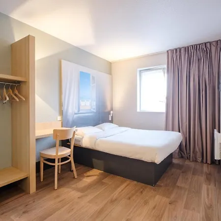Centre St Pierre מלון 2*